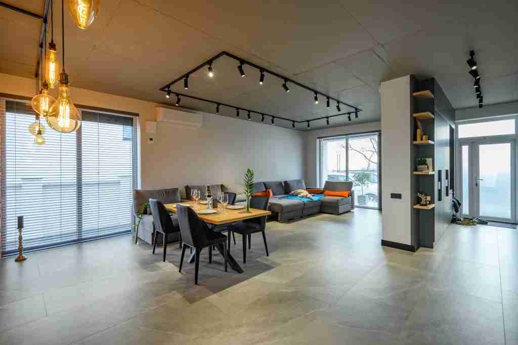 Modern large luxurious studio apartment with dining table Condo Flooring and Tiling in Toronto - 9